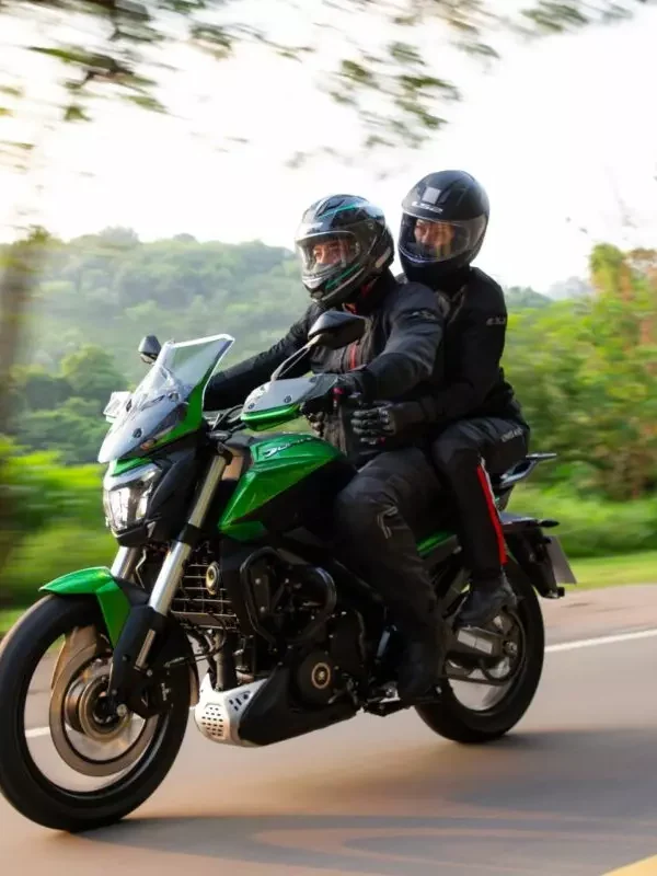 Cliente pilotando moto Bajaj em test ride agendado com a Marello pelas ruas de Santo André