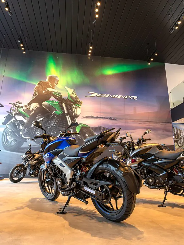 Showroom Bajaj Marello com motos esportivas em exposição e atendimento personalizado em Santo André