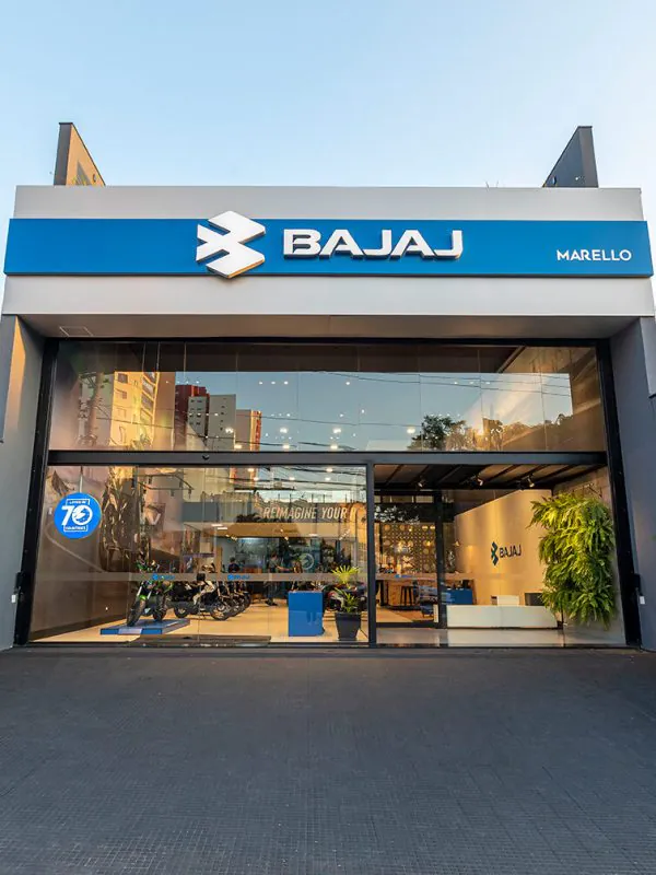 Fachada da concessionária Bajaj Marello em Santo André com vitrine e logo em destaque